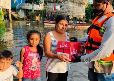 Familia en una inundación