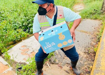 Señor cargando caja usando cubrebocas