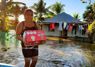 Señora en una inundación