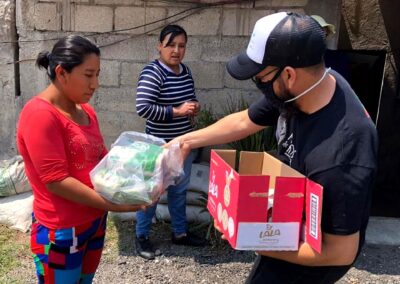 Señorita recibiendo un paquete