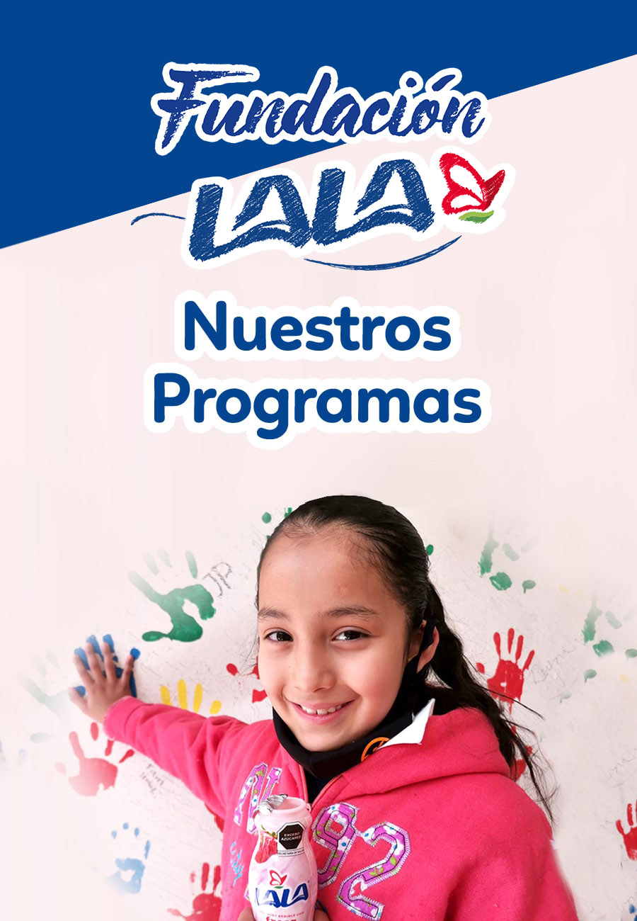 Niña sonriendo y sosteniendo yoghurt lala